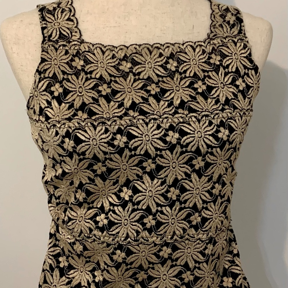 Karen Kane. Cream on black. Small elasticized shell.